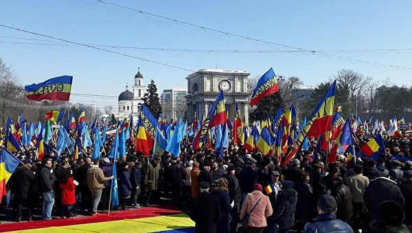 В Кишиневе митингуют тысячи сторонников объединения Молдовы и Румынии