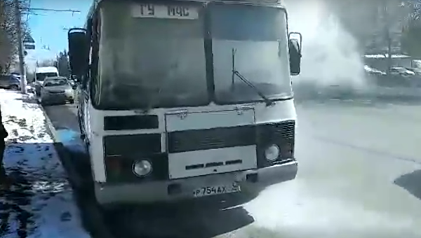В России загорелся автобус с журналистами, ехавшими проверять ТЦ. Видео
