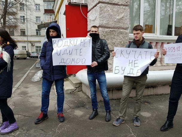 "Водки нет, идите домой": украинцы провожают российских дипломатов