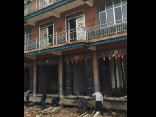 Китаец перетащил свой 3-этажный дом