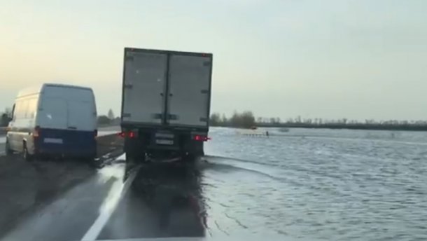 Трасса из Киева в Харьков превратилась в реку. Видео