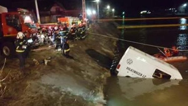 В Румынии микроавтобус рухнул в реку, есть жертвы