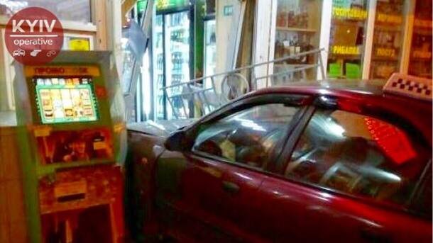В Киеве таксист врезался в продуктовый магазин