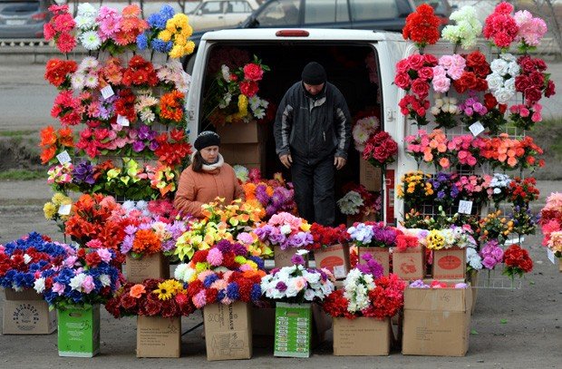Поминальные дни: украинцев призвали отказаться от искусственных цветов