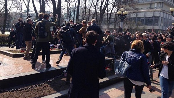 В Киеве радикалы подрались с охранниками нардепа