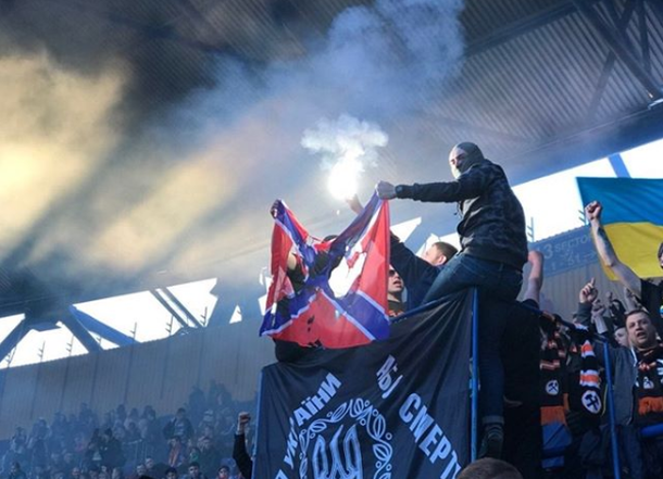 Ультрас «Шахтера» на матче с «Динамо» сожгли флаг «Новороссии»