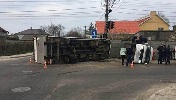 В Одессе грузовик протаранил автобус: есть жертвы