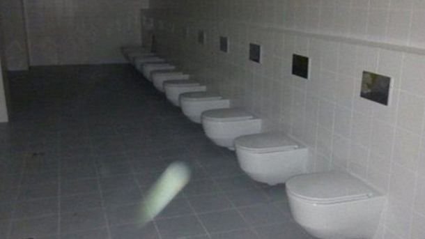 Чего стесняться: в России забыли поставить перегородки в туалетах
