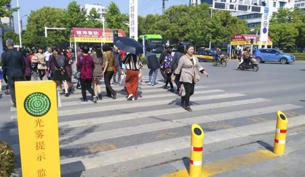 В Китае придумали забавный способ борьбы с пешеходами-нарушителями