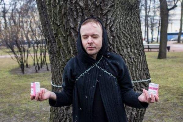 Российский активист испробовал на себе лечебную силу дуба и боярышника