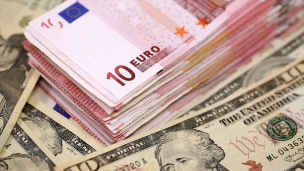 Официальный курс валют: евро подешевел на 25 копеек 