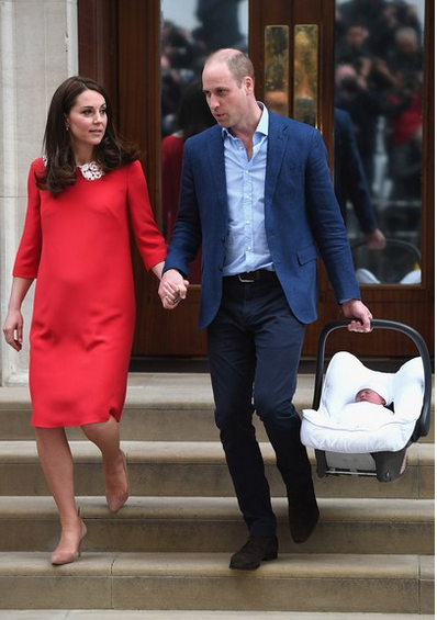 Кейт Миддлтон и принц Уильям показали миру новорожденного сына. Видео
