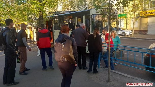 ЧП в Житомире: подростки избили водителя троллейбуса