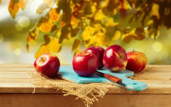 Медики рассказали, как яблоки действуют на женский организм