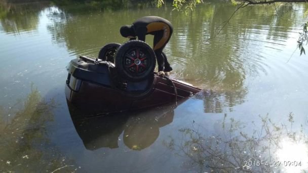Под Запорожьем авто слетело в озеро: погибла женщина