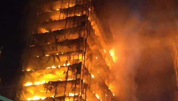 В Бразилии из-за масштабного пожара рухнула высотка. Видео