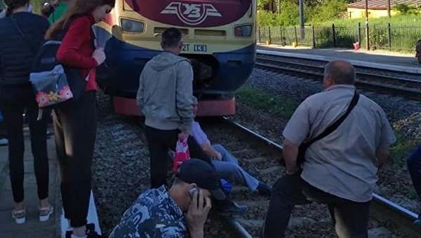 На Львовщине возмущенные пассажиры перекрыли железнодорожные пути