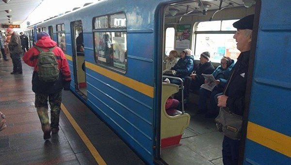 В киевском метро внезапно умер полицейский
