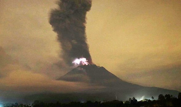 В Индонезии 660 человек эвакуированы из-за извержения вулкана
