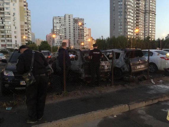 В Киеве на виду у патрульных подожгли авто 