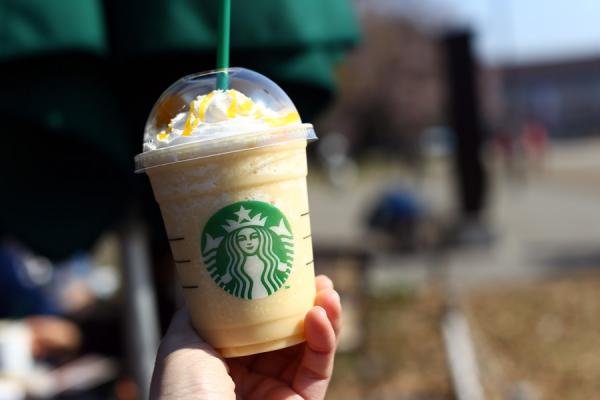 Starbucks закрывает 8 000 магазинов в США из-за расизма