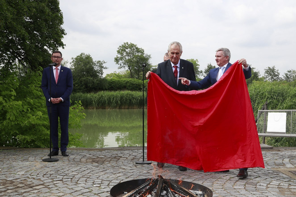 Президент Чехии прилюдно сжег красные трусы