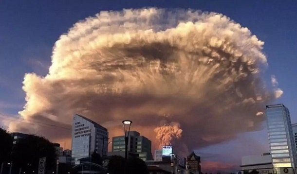 В Японии «взорвался» вулкан. Видео