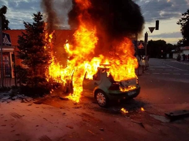 На Киевщине в ДТП сгорел автомобиль, пострадала беременная. Видео
