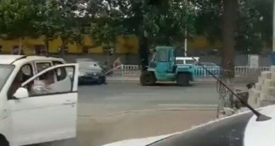 В Китае автопогрузчик въехал в толпу. Видео