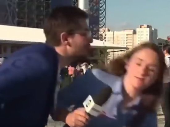В России наглый фанат попытался поцеловать журналистку в прямом эфире. Видео