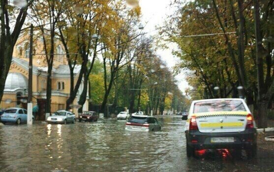 Улицы Одессы заполнены водой из-за сильного ливня. Видео