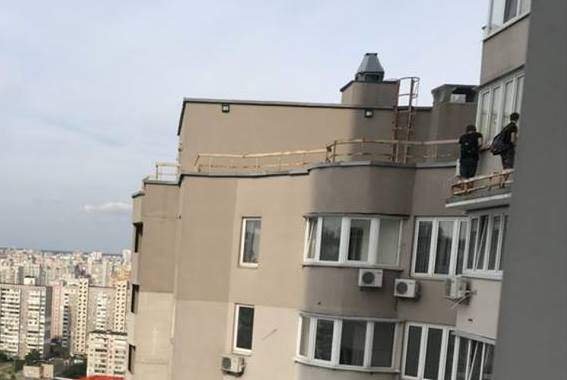 В Києві підлітки влаштували небезпечну розвагу на 25-му поверсі