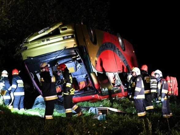 В Польщі, український автобус з дітьми впав зі схилу: є загиблі