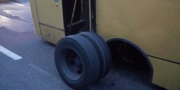 У Києві в маршрутки на ходу відвалилося колесо