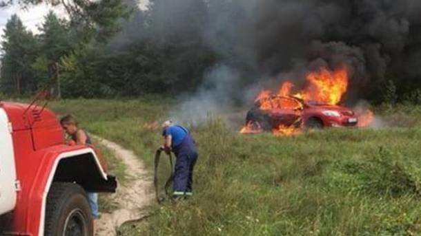 На Київщині, через необачність, дівчина спалила власне авто