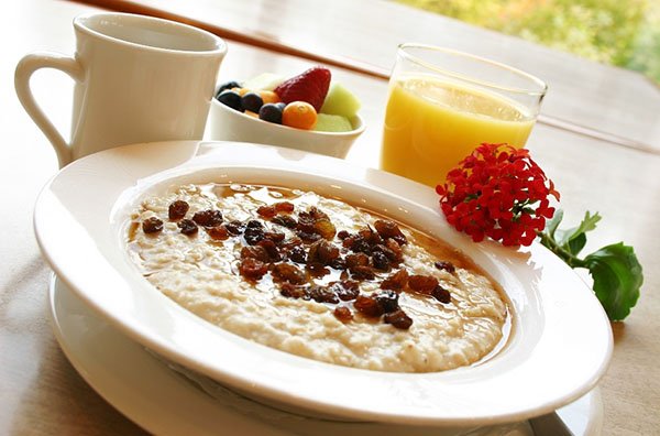 Здоровий сніданок: які страви корисні для дитини зранку