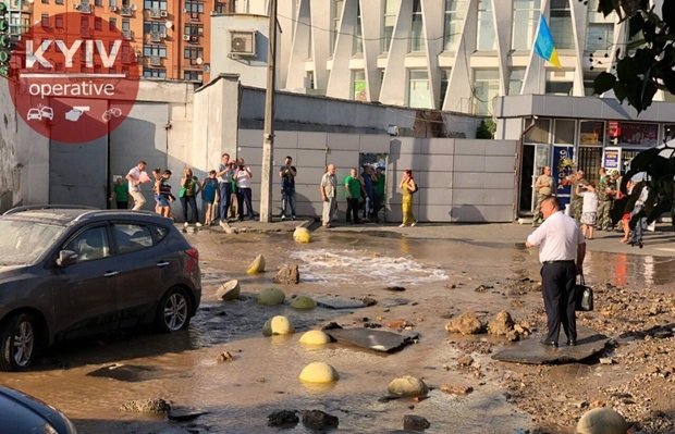 На столичній Печерській площі вибухнула труба з холодною водою. Фото