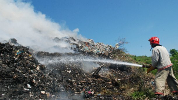 На Житомирщині загорілося сміттєзвалище