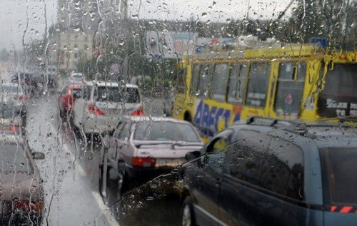 Київ через зливу застряг у величезних заторах
