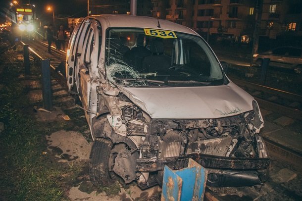 В Києві таксист "під градусом" влетів в маршрутку. Відео