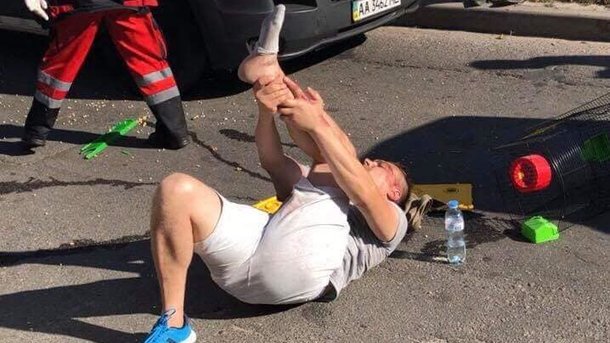 В Києві водій Dacia збив чоловіка з дитиною. Відео