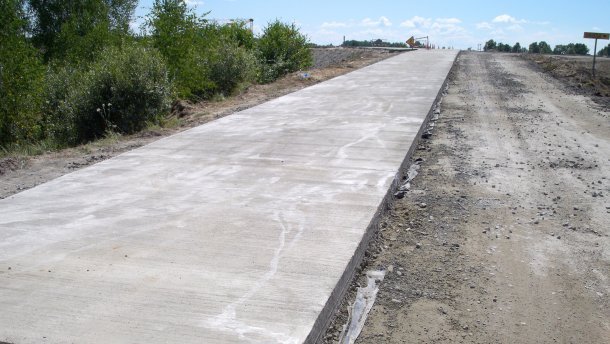 На Полтавщині триває будівництво бетонної дороги