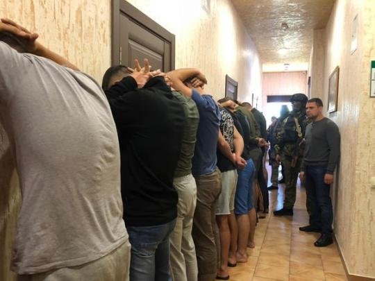 В Одесі затримали групу з 25-ти озброєних чоловіків. Відео