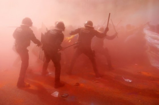 В Каталонії акції протесту переросли у зіткнення з поліцією