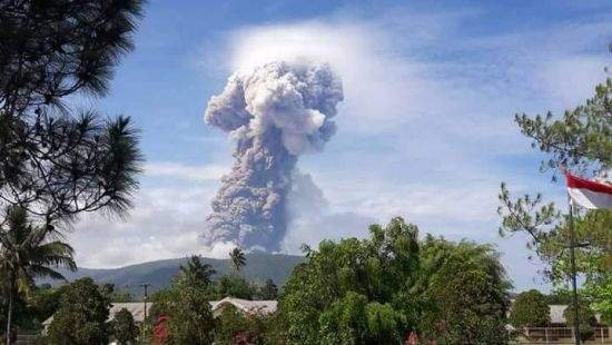 З'явилося нове відео виверження вулкана в Індонезії