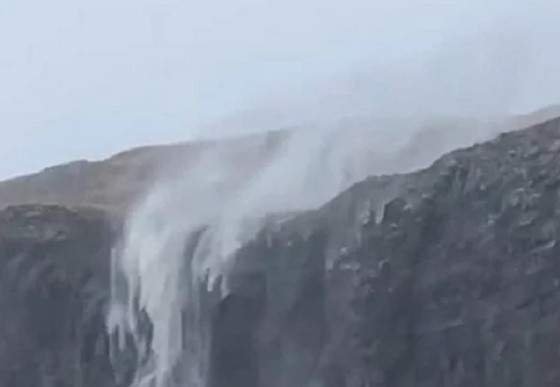 В Шотландії шквальний вітер змусив водоспад повертати назад. Відео