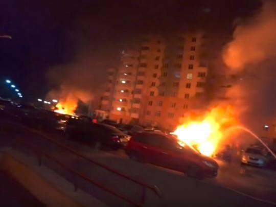 Відео масової пожежі на Київщині: палали десятки авто