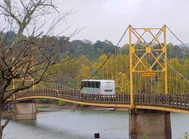 У Мережі показали відео ризикованого проїзду по підвісному мосту