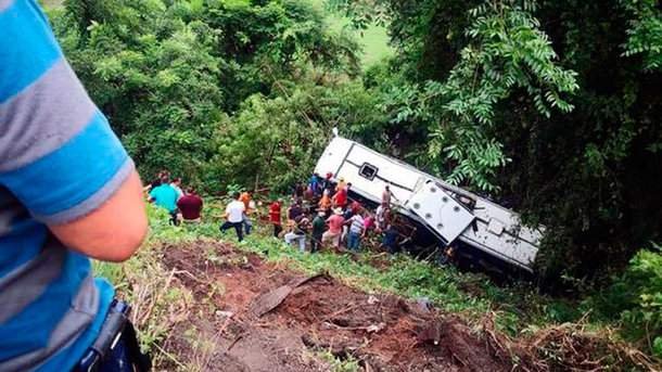 У Мексиці автобус звалився у прірву: є загиблі та поранені