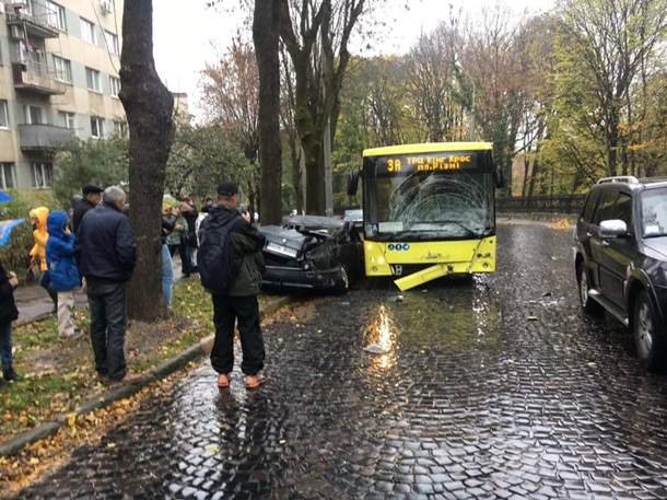 У Львові автомобіль протаранив пасажирський автобус